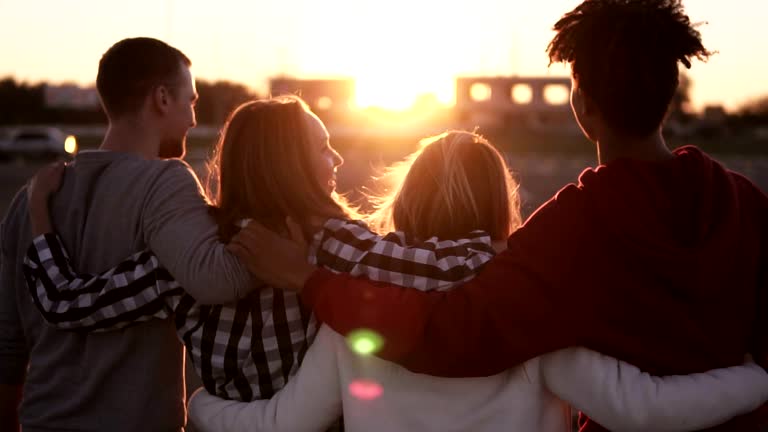 personas abrazandose